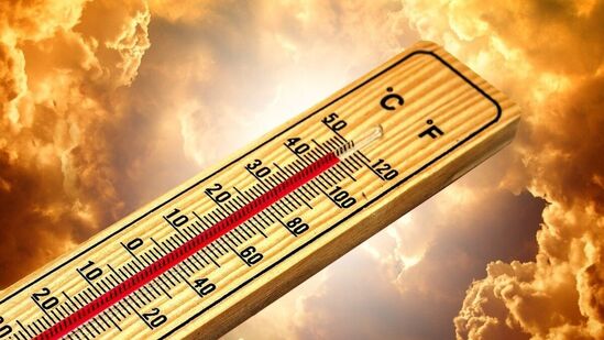 ఈ ఏడాది కూడా అధిక ఉష్ణోగ్రతలు నమోదవు తాయని భారత వాతావరణ సంస్థ అంచనా వేస్తోంది. ఈ ఏడాది శీతాకాలంలో చలి తీవ్రత తగ్గిపోయింది. ఫిబ్రవరిలో అసాధారణ వేడి వాతావరణం నెలకొం టుందని ఐఎండీ ఇప్పటికే అంచనా వేసింది. ఈనెల రెండో వారం నుంచి రాత్రి ఉష్ణోగ్రతలు కూడా పెరుగుతాయని భావి స్తోంది. ఈ ఏడాది కూడా అధిక ఉష్ణోగ్రతలు నమోదవు తాయని భారత వాతావరణ సంస్థ అంచనా వేస్తోంది. ఈ ఏడాది శీతాకాలంలో చలి తీవ్రత తగ్గిపోయింది. ఫిబ్రవరిలో అసాధారణ వేడి వాతావరణం నెలకొం టుందని ఐఎండీ ఇప్పటికే అంచనా వేసింది. ఈనెల రెండో వారం నుంచి రాత్రి ఉష్ణోగ్రతలు కూడా పెరుగుతాయని భావి స్తోంది. 