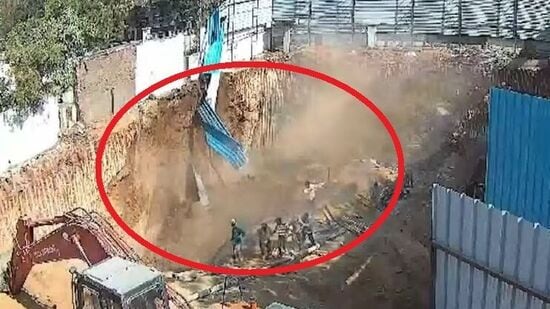 మట్టి కూలుతున్న దృశ్యం
