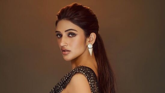 ర‌వితేజ హీరోగా న‌టిస్తోన్న మాస్ జాత‌ర‌లో శ్రీలీల హీరోయిన్‌గా క‌నిపించ‌బోతున్న‌ది. ధ‌మాకా త‌ర్వాత రెండోసారి ర‌వితేజ‌తో ఈ మూవీ కోసం జోడీ క‌ట్టింది శ్రీలీల‌.&nbsp;