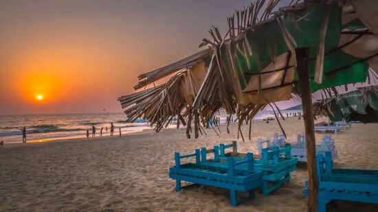 హైదరాబాద్ - గోవా టూర్ ప్యాకేజీ ధరలు : సింగిల్ అక్యుపెన్సీకి రూ. 24485గా నిర్ణయించారు. డబుల్ ఆక్యుపెన్సీకి రూ. 20000, ట్రిపుల్ ఆక్యుపెన్సీకి రూ. 19625గా ఉంది. కంఫర్ట్ క్లాస్ లో ఈ ధరలు ఉన్నాయి. &nbsp;5 నుంచి 11 ఏళ్ల చిన్నారుకు కూడా టికెట్ ధరలు నిర్ణయించారు. IRCTC టూరిజం వెబ్ సైట్ లోకి వెళ్లి ఈ వివరాలను తెలుసుకోవచ్చు.&nbsp;