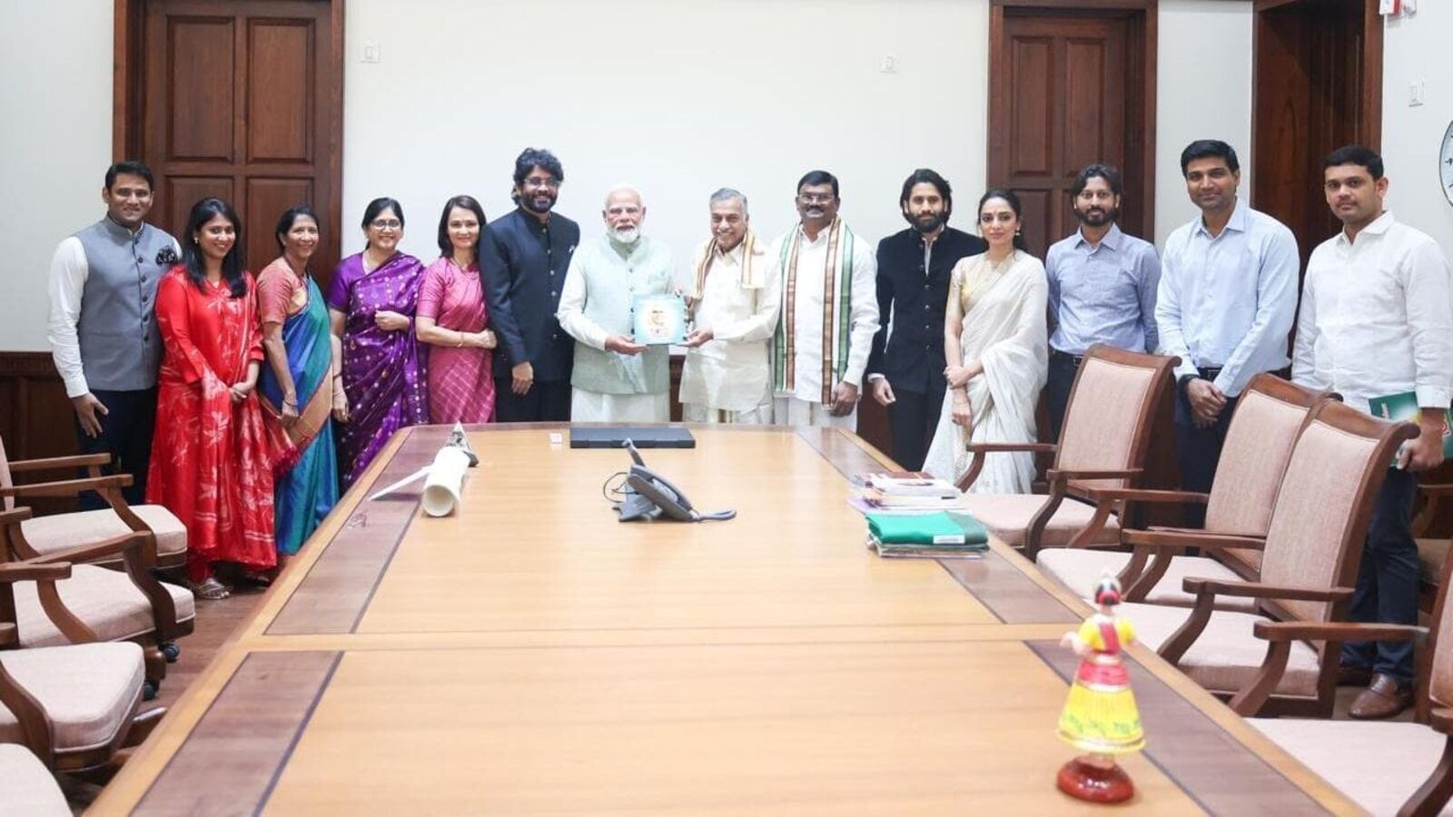 Nagarjuna Meets PM Modi: ప్రధాని మోదీని కలిసిన నాగార్జున, నాగ చైతన్య, శోభితా ధూళిపాళ్ల.. గిఫ్ట్‌గా ఏఎన్ఆర్ బుక్