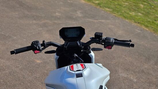 ఎఫ్ 77 క్లిప్-ఆన్ హ్యాండిల్ బార్లను ఉపయోగిస్తుండగా, సూపర్ స్ట్రీట్ సింగిల్-పీస్ హ్యాండిల్ బార్ ను ఉపయోగిస్తుంది. అల్ట్రావైలెట్ ఎఫ్ 77 సూపర్ స్ట్రీట్ వెర్షన్ ను అభివృద్ధి చేయడానికి ఎనిమిది నెలలు వెచ్చించింది. కంపెనీకి వచ్చిన ఫీడ్ బ్యాక్ తర్వాత దీన్ని అభివృద్ధి చేశారు.