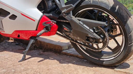 అల్ట్రావయొలెట్ ఎఫ్ 77 సూపర్ స్ట్రీట్ తన మోటార్, బ్యాటరీ ప్యాక్ ను ఎఫ్ 77 తో పంచుకుంటుంది. కాబట్టి, స్టాండర్డ్ వేరియంట్ బ్యాటరీ సామర్థ్యం 7.1 కిలోవాట్లు, ఐడిసి 211 కిలోమీటర్ల పరిధిని కలిగి ఉంది. మరోవైపు, రెకాన్ 10.3 కిలోవాట్ల బ్యాటరీ ప్యాక్ ను కలిగి ఉంది, ఇది 323 కిలోమీటర్ల పరిధిని కలిగి ఉంది.