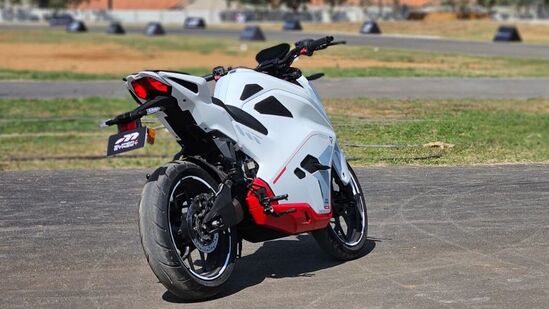 ఎఫ్ 77 సూపర్ స్ట్రీట్ లో మొబైల్ అప్లికేషన్ ద్వారా ఆపరేట్ చేయగల అనేక ఫీచర్లను వయోలెట్ ఏఐ మిళితం చేసింది. మూవ్మెంట్, ఫాల్ అండ్ టోయింగ్ అలర్ట్స్, రిమోట్ లాక్డౌన్, క్రాష్ అలర్ట్, డైలీ రైడ్ స్టాట్స్, యాంటీ కొలిషన్ వార్నింగ్ సిస్టమ్ ఉన్నాయి.