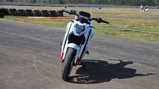 అల్ట్రావైలెట్ ఎఫ్ 77 సూపర్ స్ట్రీట్ గరిష్ట వేగం గంటకు 155 కిలోమీటర్లు. అల్ట్రావియోలెట్ ఏరో డిస్క్ లు, ట్యాంక్ గ్రిప్స్, లీవర్ గార్డ్స్, టిపిఎంఎస్, పంక్చర్ కిట్, స్క్రీన్ గార్డ్, టాప్ బాక్స్, సాఫ్ట్ పానియర్స్, హార్డ్ పానియర్స్ మరియు టైప్ 2 ఛార్జింగ్ ఇంటర్ ఫేస్ ను కూడా అందిస్తుంది.