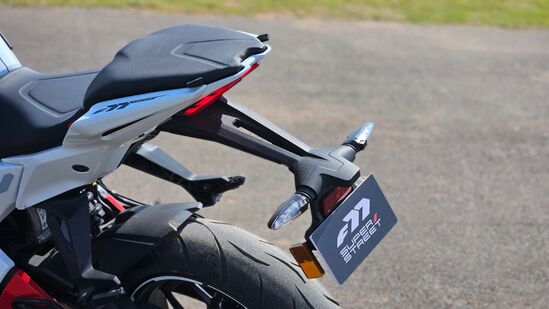 అల్ట్రావైలెట్ ఎఫ్ 77 సూపర్ స్ట్రీట్ ప్రస్తుతానికి స్టాండర్డ్ గా పెర్ఫార్మెన్స్ ప్యాక్ తో వస్తుంది. డైనమిక్ రెజెన్ తో కూడిన 10-లెవల్ రీజెనరేటివ్ బ్రేకింగ్ మరియు అడ్వాన్స్ డ్ 3-లెవల్ ట్రాక్షన్ కంట్రోల్ వంటి ఫీచర్లు ఈ ప్యాక్ లో ఉన్నాయి.