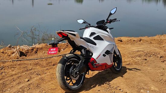 ఈ ఇంజన్ గరిష్టంగా 36బిహెచ్ పి పవర్ మరియు 90ఎన్ఎమ్ గరిష్ట టార్క్ ఉత్పత్తి చేయును. ఇది 0-60 కిలోమీటర్ల వేగాన్ని 2.9 సెకన్లలో మరియు 0-100 కిలోమీటర్ల వేగాన్ని 7.8 సెకన్లలో అందుకుంటుంది. రెకాన్ వేరియంట్ 40 బిహెచ్ పి మరియు 100 ఎన్ఎమ్ టార్క్ ను ఉత్పత్తి చేస్తుంది. 0-60 కిలోమీటర్ల వేగాన్ని 2.8 సెకన్లలో అందుకుంటుంది, 100 కిలోమీటర్ల వేగాన్ని 7.7 సెకన్లలో అందుకుంటుంది. అల్ట్రావియోలెట్ మూడు రైడింగ్ మోడ్లను అందిస్తుంది - గ్లైడ్, కాంబాట్ మరియు బాలిస్టిక్.