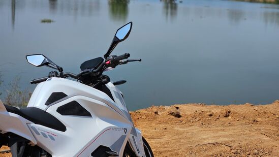 అల్ట్రావైలెట్ ఎఫ్77 సూపర్ స్ట్రీట్ స్టాండర్డ్ వేరియంట్, రెకాన్ వేరియంట్ &nbsp;అనే రెండు వేరియంట్లలో భారత మార్కెట్లోకి వచ్చింది. వీటి ధర రూ.2.99 లక్షలు, రూ.3.99 లక్షలుగా నిర్ణయించారు.