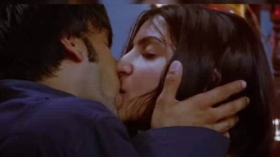 Longest Kissing Scenes: బ్యాండ్ బాజా బాారాత్ మూవీలో రణ్వీర్ సింగ్, అనుష్క శర్మ కూడా రెండు నిమిషాల పాటు కిస్ చేసుకొని ఆశ్చర్యపరిచారు. Longest Kissing Scenes: బ్యాండ్ బాజా బాారాత్ మూవీలో రణ్వీర్ సింగ్, అనుష్క శర్మ కూడా రెండు నిమిషాల పాటు కిస్ చేసుకొని ఆశ్చర్యపరిచారు.