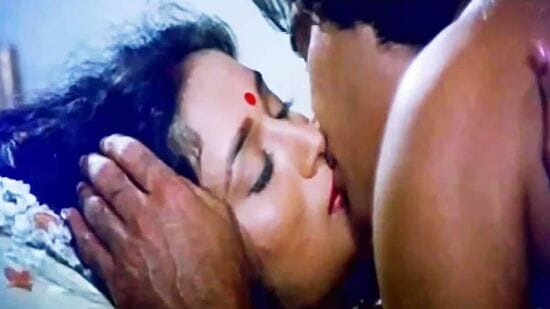 Longest Kissing Scenes: ప్రముఖ నటి మాధురీ దీక్షిత్, వినోద్ ఖన్నా మధ్య దయావన్ మూవీలో లిప్ లాక్ అప్పట్లో పెను సంచలనం. ఈ మూవీలో వినోద్ ఖన్నా తనను తాను కంట్రోల్ చేసుకోలేక ఓ సీన్లో మాధురి పెదవి కొరికేశాడు. దీంతో ఆమె ఏడుపు ఆపుకోలేకపోయింది. Longest Kissing Scenes: ప్రముఖ నటి మాధురీ దీక్షిత్, వినోద్ ఖన్నా మధ్య దయావన్ మూవీలో లిప్ లాక్ అప్పట్లో పెను సంచలనం. ఈ మూవీలో వినోద్ ఖన్నా తనను తాను కంట్రోల్ చేసుకోలేక ఓ సీన్లో మాధురి పెదవి కొరికేశాడు. దీంతో ఆమె ఏడుపు ఆపుకోలేకపోయింది.