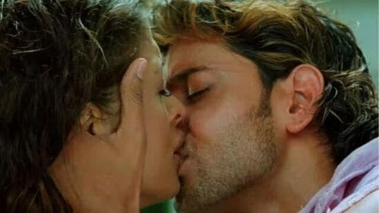 Longest Kissing Scenes: ధూమ్ 2 మూవీలో హృతిక్ రోషన్, ఐశ్వర్య రాయ్ మధ్య కూడా ఓ హాట్ కిస్సింగ్ సీన్ ఉంది. ఇది కూడా సుమారు 2 నిమిషాల పాటు ఉండటం విశేషం. Longest Kissing Scenes: ధూమ్ 2 మూవీలో హృతిక్ రోషన్, ఐశ్వర్య రాయ్ మధ్య కూడా ఓ హాట్ కిస్సింగ్ సీన్ ఉంది. ఇది కూడా సుమారు 2 నిమిషాల పాటు ఉండటం విశేషం.