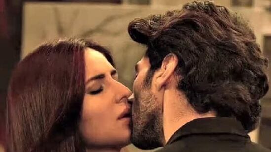 Longest Kissing Scenes: కత్రినా కైఫ్ మరో బాలీవుడ్ నటుడు ఆదిత్య రాయ్ కపూర్ తో ఫితూర్ అనే మూవీలోనూ సుదీర్ఘమైన ముద్దు సన్నివేశంలో జీవించేసింది. Longest Kissing Scenes: కత్రినా కైఫ్ మరో బాలీవుడ్ నటుడు ఆదిత్య రాయ్ కపూర్ తో ఫితూర్ అనే మూవీలోనూ సుదీర్ఘమైన ముద్దు సన్నివేశంలో జీవించేసింది.