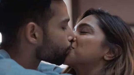 Longest Kissing Scenes: ప్రముఖ బాలీవుడ్ నటి దీపికా పదుకోన్ గెహ్రాయియా మూవీలో సిద్ధార్థ్ చతుర్వేదితో సుమారు 2 నిమిషాల 20 సెకన్ల పాటు ముద్దు సీన్లలో మునిగిపోయింది. Longest Kissing Scenes: ప్రముఖ బాలీవుడ్ నటి దీపికా పదుకోన్ గెహ్రాయియా మూవీలో సిద్ధార్థ్ చతుర్వేదితో సుమారు 2 నిమిషాల 20 సెకన్ల పాటు ముద్దు సీన్లలో మునిగిపోయింది.