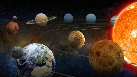 శుక్రుడు, బృహస్పతి అనే రెండు ప్రధాన గ్రహాల కలయిక వల్ల పరివర్తన యోగం ఏర్పడింది. వైదిక జ్యోతిషశాస్త్రంలో శుక్రుడిని ప్రేమ, అందం, ఆనందం, శ్రేయస్సు, సంపద, వివాహాన్ని అందించే గ్రహంగా భావిస్తారు. వాస్తవానికి, శుక్రుడు ప్రస్తుతం దాని ఉన్నత రాశి అయిన మీనరాశిలో ఉన్నాడు. మీన రాశి పాలక గ్రహం బృహస్పతి. శుక్రుడు, బృహస్పతి ఒకరిపట్ల మరొకరికి శత్రుత్వ భావనలు ఉంటాయి. శుక్రుడు, బృహస్పతి అనే రెండు ప్రధాన గ్రహాల కలయిక వల్ల పరివర్తన యోగం ఏర్పడింది. వైదిక జ్యోతిషశాస్త్రంలో శుక్రుడిని ప్రేమ, అందం, ఆనందం, శ్రేయస్సు, సంపద, వివాహాన్ని అందించే గ్రహంగా భావిస్తారు. వాస్తవానికి, శుక్రుడు ప్రస్తుతం దాని ఉన్నత రాశి అయిన మీనరాశిలో ఉన్నాడు. మీన రాశి పాలక గ్రహం బృహస్పతి. శుక్రుడు, బృహస్పతి ఒకరిపట్ల మరొకరికి శత్రుత్వ భావనలు ఉంటాయి. 