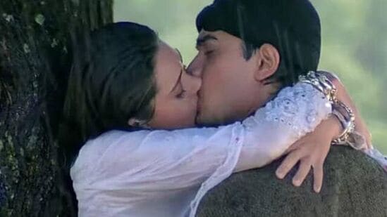 Longest Kissing Scenes: 'రాజా హిందుస్తానీ' మూవీలో ఆమీర్ ఖాన్, కరిష్మా కపూర్ ల ముద్దు సన్నివేశం అప్పట్లో ఓ సంచలనం. వర్షంలో తడుస్తూ వారి మధ్య జరిగిన ఈ ముద్దు సన్నివేశాన్ని ఎవరూ మర్చిపోలేరు. ఈ ఇద్దరూ సుమారు 2 నిమిషాల పాటు కిస్ చేసుకోవడం విశేషం. Longest Kissing Scenes: 'రాజా హిందుస్తానీ' మూవీలో ఆమీర్ ఖాన్, కరిష్మా కపూర్ ల ముద్దు సన్నివేశం అప్పట్లో ఓ సంచలనం. వర్షంలో తడుస్తూ వారి మధ్య జరిగిన ఈ ముద్దు సన్నివేశాన్ని ఎవరూ మర్చిపోలేరు. ఈ ఇద్దరూ సుమారు 2 నిమిషాల పాటు కిస్ చేసుకోవడం విశేషం.