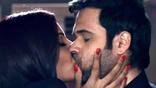 Longest Kissing Scenes: రాజ్ 3 మూవీలో ఇమ్రాన్ హష్మి, బిపాసా బసు కూడా ఓ మరచిపోలేని లిప్ లాక్ సీన్ తో అలరించారు. ఇదే సినిమాలో ఇషా గుప్తాతో సుమారు 20 నిమిషాల పాటు ముద్దు సీన్ చేశాడు ఇమ్రాన్ హష్మి. Longest Kissing Scenes: రాజ్ 3 మూవీలో ఇమ్రాన్ హష్మి, బిపాసా బసు కూడా ఓ మరచిపోలేని లిప్ లాక్ సీన్ తో అలరించారు. ఇదే సినిమాలో ఇషా గుప్తాతో సుమారు 20 నిమిషాల పాటు ముద్దు సీన్ చేశాడు ఇమ్రాన్ హష్మి.