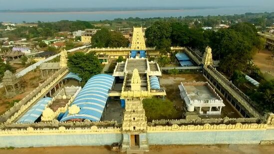 ఈ ఆలయం జయశంకర్‌ భూపాలపల్లి జిల్లా మహదేవపూర్‌ మండలంలో ఉంది. గోదావరి, ప్రాణహిత నదుల పరివాహక ప్రాంతంలోని తెలంగాణ, మహారాష్ట్ర, చత్తీస్‌గడ్‌ రాష్ట్రాల భక్తుల పూజలతో ఈ ఆలయం నిత్యం రద్దీగా ఉంటుంది.