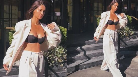 బ్లాక్ బ్రాలెట్ ధరించి దానిపై కోట్ చేసుకున్నారు దిశా. కోట్కు ఉండే బటన్ పెట్టుకోకుండా హాట్ లుక్లో కనిపించారు. లూజ్ ఫిట్ ప్యాంట్ కూడా వేసుకున్నారు. బ్లాక్ బ్రాలెట్ ధరించి దానిపై కోట్ చేసుకున్నారు దిశా. కోట్కు ఉండే బటన్ పెట్టుకోకుండా హాట్ లుక్లో కనిపించారు. లూజ్ ఫిట్ ప్యాంట్ కూడా వేసుకున్నారు.