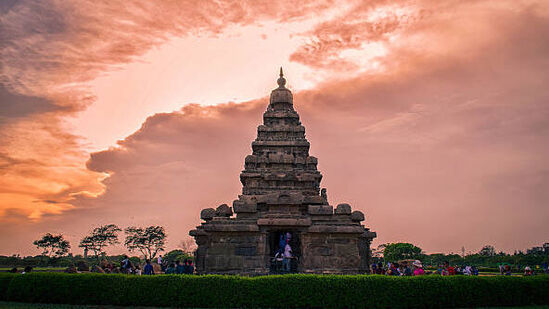 తొలి రోజు కాచిగూడ రైల్వే స్టేషన్ నుంచి సాయంత్రం 5 గంటలకు బయల్జేరుతారు. రాత్రంతా జర్నీ ఉంటుంది. రెండో రోజు ఉదయం 11 గంటల వరకు పుదిచ్చేరి స్టేషన్ కు చేరుకుంటారు. హోటల్ లోకి చెకిన్ అవుతారు. Auroville అరబింద్ ఆశ్రమాన్ని సందర్శిస్తారు. ప్యారడైజ్ బీచ్ కు కూడా వెళ్తారు. రాత్రి పుదిచ్చేరిలోనే ఉంటారు. తొలి రోజు కాచిగూడ రైల్వే స్టేషన్ నుంచి సాయంత్రం 5 గంటలకు బయల్జేరుతారు. రాత్రంతా జర్నీ ఉంటుంది. రెండో రోజు ఉదయం 11 గంటల వరకు పుదిచ్చేరి స్టేషన్ కు చేరుకుంటారు. హోటల్ లోకి చెకిన్ అవుతారు. Auroville అరబింద్ ఆశ్రమాన్ని సందర్శిస్తారు. ప్యారడైజ్ బీచ్ కు కూడా వెళ్తారు. రాత్రి పుదిచ్చేరిలోనే ఉంటారు.