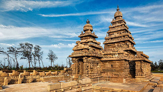 మూడో రోజు బ్రేక్ ఫాస్ట్ తర్వాత చిదంబరం వెళ్తారు. నటరాజ స్వామి ఆలయాన్ని దర్శించుకుంటారు. మధ్యాహ్నం పిచ్చవరం మ్యాంగ్రూవ్స్ చూస్తారు. అక్కడ్నుంచి పుదిచ్చేరికి చేరుకుంటారు. రాత్రి ఇక్కడే బస చేస్తారు. మూడో రోజు బ్రేక్ ఫాస్ట్ తర్వాత చిదంబరం వెళ్తారు. నటరాజ స్వామి ఆలయాన్ని దర్శించుకుంటారు. మధ్యాహ్నం పిచ్చవరం మ్యాంగ్రూవ్స్ చూస్తారు. అక్కడ్నుంచి పుదిచ్చేరికి చేరుకుంటారు. రాత్రి ఇక్కడే బస చేస్తారు. 