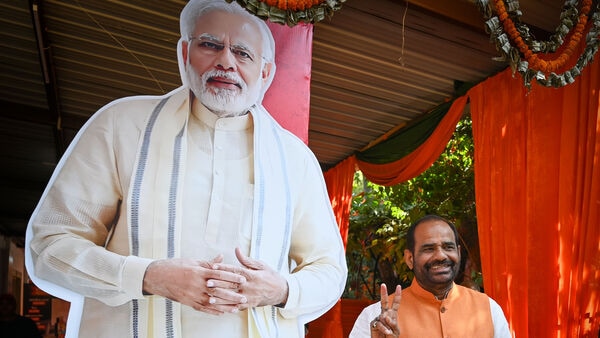 ఢిల్లీలోని పంత్ మార్గ్లోని బీజేపీ ప్రధాన కార్యాలయంలో గురువారం జరిగిన బీజేపీ అభ్యర్థుల సమావేశానికి హాజరైన కల్కాజీ నియోజకవర్గ బీజేపీ అభ్యర్థి రమేశ్ బిధురి 