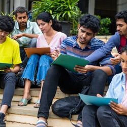 <p>తాజాగా తెలంగాణ ఈసెట్ ప్రవేశ పరీక్షల షెడ్యూల్ ను ప్రకటించింది. ఇందులో భాగంగా డిప్లొమా హోల్డర్లు…. బీఎస్సీ (గణితం), బీటెక్, బీఈ, బీఫార్మసీ కోర్సుల్లో రెండో సంవత్సరంలో ప్రవేశాలను కల్పిస్తారు.</p>