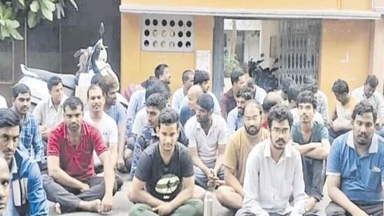  ఆంధ్ర యూనివ‌ర్సిటీలో రీసెర్చ్ స్కాల‌ర్స్‌ ఆందోళ‌న‌-ప‌రిశుభ్రమైన భోజ‌నం, మంచి నీరు అందించాలని బైఠాయింపు