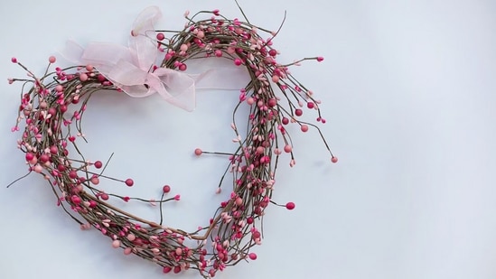 ధనుస్సు రాశి వారికి ఈ వారం ప్రేమలో ఒడిదుడుకులు ఎక్కువగా ఉంటాయి. వారం ప్రారంభంలో మీకు, మీ భాగస్వామికి మధ్య ఇగో గొడవ ఉంటుంది. వారం చివరిలో మీ భాగస్వామి కారణంగా మీ జీవితం సంతోషంగా ఉంటుంది. మీ సంబంధం బలంగా ఉంటుంది. మీ భాగస్వామికి మీ అభిప్రాయాన్ని వ్యక్తీకరించడానికి పూర్తి అవకాశం ఇస్తే జీవితంలో సంతోషం ఉంటారు.