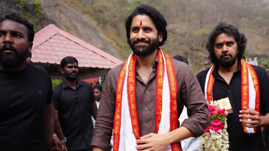 చైతూ, సాయిపల్లవి జోడీగా నటించిన తండేల్ చిత్రం ఫిబ్రవరి 7న రిలీజ్ అయింది. రెండు రోజుల్లోనే రూ.41కోట్ల గ్రాస్ కలెక్షన్లతో అదరగొట్టింది. నేడు విజయవాడ కనకదుర్గమ్మ ఆలయాన్ని దర్శకుడు చందూ మెండేటితో కలిసి సందర్శించారు చైతూ.
