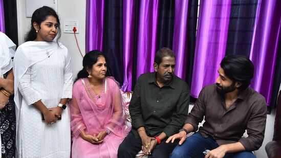 సర్వేశ్వర రావుతో.. వారి కుటుంబ సభ్యులతో నాగచైతన్య మాట్లాడారు. ఆరోగ్య పరిస్థితిని అడిగి తెలుసుకున్నారు.&nbsp;