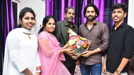 అక్కినేని అభిమాని ఇంటికి నాగచైతన్య వెళ్లిన ఫొటోలు, వీడియోలు సోషల్ మీడియాలో వైరల్ అవుతున్నాయి. చైతూను నెటిజన్లు ప్రశంసిస్తున్నారు.&nbsp;