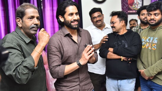 యువ సామ్రాట్ అక్కినేని నాగచైతన్య హీరోగా నటించిన తండేల్ సినిమా మంచి కలెక్షన్లు సాధిస్తోంది. ఈ తరుణంలో సక్సెస్ టూర్ కోసం విజయవాడకు నేడు (ఫిబ్రవరి 9) వెళ్లింది మూవీ టీమ్. ఈ సందర్భంగా తన తండ్రి నాగార్జునకు వీరాభిమాని అయిన వ్యక్తి ఇంటికి వెళ్లారు చైతన్య.&nbsp;
