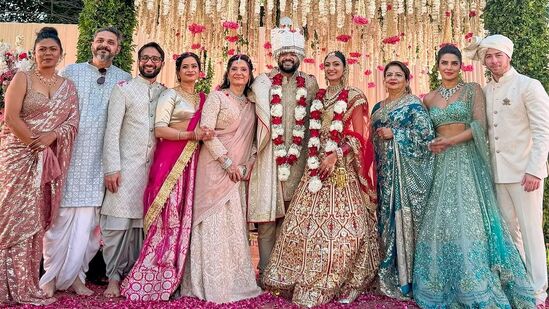 గ్లోబల్ స్టార్ ప్రియాంక చోప్రా తమ్ముడు సిద్దార్థ్ చోప్రా పెళ్లి ఘనంగా జరిగింది. ఈ వివాహమహోత్సవానికి అమెరికా నుంచి భార్యాభర్తలు ప్రియాంక చోప్రా, నిక్ జోనాస్ వచ్చి సందడి చేశారు. గ్లోబల్ స్టార్ ప్రియాంక చోప్రా తమ్ముడు సిద్దార్థ్ చోప్రా పెళ్లి ఘనంగా జరిగింది. ఈ వివాహమహోత్సవానికి అమెరికా నుంచి భార్యాభర్తలు ప్రియాంక చోప్రా, నిక్ జోనాస్ వచ్చి సందడి చేశారు. 