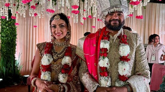 ప్రస్తుతం ప్రియాంక చోప్రా తమ్ముడు సిద్ధార్థ్ చోప్రా పెళ్లి ఫొటోలు సోషల్ మీడియాలో వైరల్ అవుతున్నాయి. అలాగే, సిద్ధార్థ్ చోప్రా వివాహం చేసుకున్న నీలం ఉపాధ్యాయ ఎవరు అనే ఆసక్తి నెలకొంది. ప్రస్తుతం ప్రియాంక చోప్రా తమ్ముడు సిద్ధార్థ్ చోప్రా పెళ్లి ఫొటోలు సోషల్ మీడియాలో వైరల్ అవుతున్నాయి. అలాగే, సిద్ధార్థ్ చోప్రా వివాహం చేసుకున్న నీలం ఉపాధ్యాయ ఎవరు అనే ఆసక్తి నెలకొంది. 