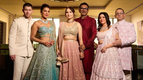 ఈ పెళ్లి వేడుకల్లో భర్త నిక్ జోనాస్ తల్లిదండ్రులు అంటే, అత్తమామలతో ప్రియాంక చోప్రా ఫొటోలు దిగింది. అత్తగారి కుటుంబంతో కలిసి ప్రియాంక చోప్రా ఇలా పోజులిచ్చింది. ఈ పెళ్లి వేడుకల్లో భర్త నిక్ జోనాస్ తల్లిదండ్రులు అంటే, అత్తమామలతో ప్రియాంక చోప్రా ఫొటోలు దిగింది. అత్తగారి కుటుంబంతో కలిసి ప్రియాంక చోప్రా ఇలా పోజులిచ్చింది. 