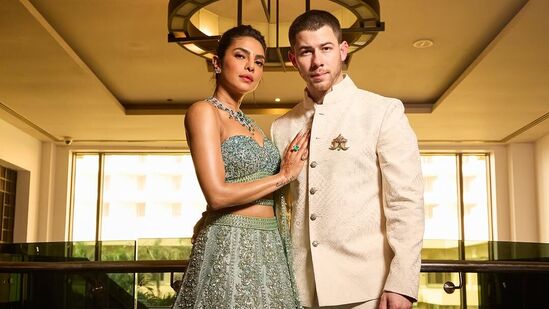 అనంతరం ప్రైవేట్గా భర్త నిక్ జోనాస్తో రొమాంటిక్గా ఫొటోలకు పోజులిచ్చింది ప్రియాంక చోప్రా. భర్త గుండెలపై చేయి వేసి స్టిల్ ఇచ్చింది. ఇందులో ప్రియాంక చోప్రా బ్లూ కలర్ గాగ్రా లెహంగాలో తళుక్కుమంటే నిక్ జోనాస్ క్రీమ్ కలర్ షేర్వాణి సూట్లో అందంగా కనిపించాడు. అనంతరం ప్రైవేట్గా భర్త నిక్ జోనాస్తో రొమాంటిక్గా ఫొటోలకు పోజులిచ్చింది ప్రియాంక చోప్రా. భర్త గుండెలపై చేయి వేసి స్టిల్ ఇచ్చింది. ఇందులో ప్రియాంక చోప్రా బ్లూ కలర్ గాగ్రా లెహంగాలో తళుక్కుమంటే నిక్ జోనాస్ క్రీమ్ కలర్ షేర్వాణి సూట్లో అందంగా కనిపించాడు. 