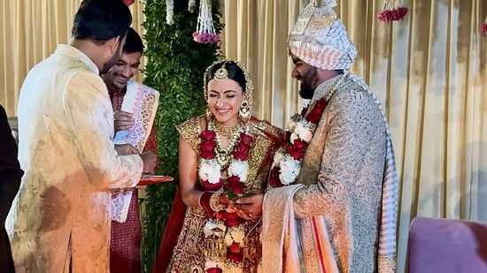 సిద్ధార్థ్ చోప్రా పెళ్లి చేసుకున్న నీలం ఉపాధ్యాయ తెలుగు, తమిళ సినిమాల్లో హీరోయిన్గా నటించింది. 2012లో నక్షత్ర అనే మూవీతో తెలుగులో హీరోయిన్గా ఎంట్రీ ఇచ్చింది నీలం ఉపాధ్యాయ. సిద్ధార్థ్ చోప్రా పెళ్లి చేసుకున్న నీలం ఉపాధ్యాయ తెలుగు, తమిళ సినిమాల్లో హీరోయిన్గా నటించింది. 2012లో నక్షత్ర అనే మూవీతో తెలుగులో హీరోయిన్గా ఎంట్రీ ఇచ్చింది నీలం ఉపాధ్యాయ.