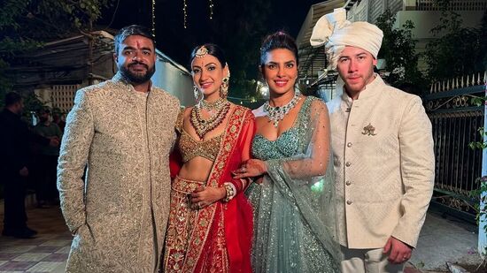 నూతన వధూవరులు సిద్ధార్థ్ చోప్రా, నీలం ఉపాధ్యాయతో కలిసి ఇలా స్పెషల్గా ఫొటోలకు పోజు ఇచ్చింది ప్రియాంక చోప్రా. ఇందులో తన భర్త నిక్ జోనాస్ కూడా ఉన్నాడు. నూతన వధూవరులు సిద్ధార్థ్ చోప్రా, నీలం ఉపాధ్యాయతో కలిసి ఇలా స్పెషల్గా ఫొటోలకు పోజు ఇచ్చింది ప్రియాంక చోప్రా. ఇందులో తన భర్త నిక్ జోనాస్ కూడా ఉన్నాడు. 