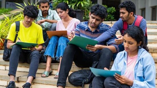 తాజాగా తెలంగాణ ఈసెట్ ప్రవేశ పరీక్షల షెడ్యూల్ ను ప్రకటించింది. ఇందులో భాగంగా డిప్లొమా హోల్డర్లు…. బీఎస్సీ (గణితం), బీటెక్, బీఈ, బీఫార్మసీ కోర్సుల్లో రెండో సంవత్సరంలో ప్రవేశాలను కల్పిస్తారు.