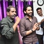 <p>యువ సామ్రాట్ అక్కినేని నాగచైతన్య హీరోగా నటించిన తండేల్ సినిమా మంచి కలెక్షన్లు సాధిస్తోంది. ఈ తరుణంలో సక్సెస్ టూర్ కోసం విజయవాడకు నేడు (ఫిబ్రవరి 9) వెళ్లింది మూవీ టీమ్. ఈ సందర్భంగా తన తండ్రి నాగార్జునకు వీరాభిమాని అయిన వ్యక్తి ఇంటికి వెళ్లారు చైతన్య.&nbsp;</p>