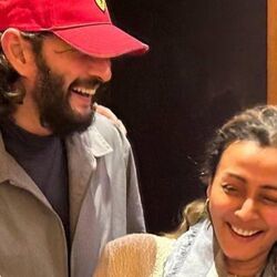 <p>సూపర్ స్టార్ మహేశ్ బాబు, నమత్రా శిరోద్కర్ నేడు తమ 20 ఏళ్ల వివాహ వార్షికోత్సవాన్ని జరుపుకుంటున్నారు. అన్యూన్యమైన జంటగా పేరున్న ఈ స్టార్ కపుల్ చాలా మందికి స్ఫూర్తిగా ఉంటున్నారు. నేడు వివాహ వార్షికోత్సవం సందర్భంగా మహేశ్ సోషల్ మీడియాలో పోస్ట్ చేశారు.&nbsp;</p>
