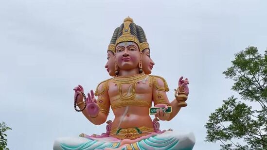 ఈ ఆలయంలో మూడు శిఖరాలు ఉన్నాయి. అవి బ్రహ్మ, విష్ణు, మహేశ్వరులకు చిహ్నంగా నిలుస్తాయి. ఈ కారణంగా దీనిని త్రికోటేశ్వరాలయం అని అంటారు. ఇక్కడ శివుడు దక్షిణామూర్తి అవతారంలో కొలువై ఉన్నాడు. ఇది చాలా విశిష్టమైన రూపం.