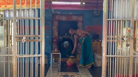 ఈ ఆలయంలో వివాహాలు జరగవు. ఎందుకంటే శివుడు ఇక్కడ బ్రహ్మచారిగా, దక్షిణామూర్తి రూపంలో ఉన్నాడు. ఈ కొండపై కాకులు వాలవు అని చెబుతారు. ఇది కూడా ఒక విశేషంగా చెబుతారు.&nbsp;