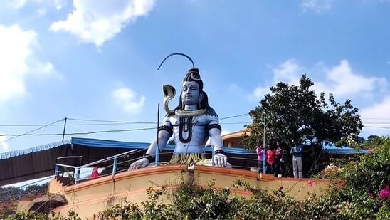 <p>దక్షయజ్ఞంలో జరిగిన అవమానం కారణంగా.. సతీదేవి దేహత్యాగం చేస్తుంది. సతీదేవి వియోగం తర్వాత పరమ శివుడు పిచ్చివాడై ముల్లోకాలు తిరుగుతుండగా.. కోటప్పకొండ శివుడిని ఆకర్షించి, ఆశ్రయమిచ్చింది. శివుడు బాల దక్షిణామూర్తి రూపంలో 12 సంవత్సరాలు ధ్యాన నిమగ్నుడై తపస్సు గావించిన పవిత్ర స్థలమే ఈ త్రికోటేశ్వరాలయం.&nbsp;</p>