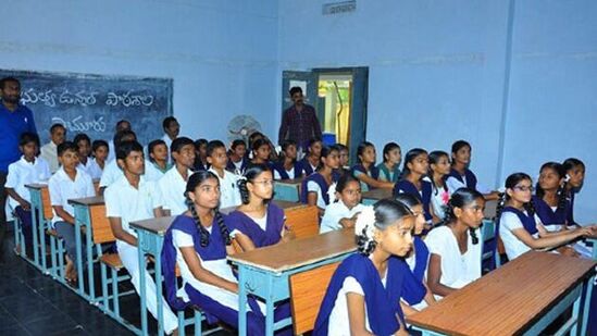 ప్రభుత్వ విద్యార్థులకు ఇష్టమైన మెనూ ప్రకారం భోజనం అందించాలని ప్రభుత్వం ఇప్పటికే జిల్లా కలెక్టర్లను ఆదేశించింది. ప్రభుత్వ నిర్ణయంపై తల్లిదండ్రులు హర్షం వ్యక్తం చేస్తున్నారు.&nbsp;