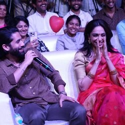 <p>Thandel Success Meet: తండేల్ మూవీ సక్సెస్ మీట్ లో నాగ చైతన్య మాట్లాడుతుండగా.. పక్కనే సిగ్గుపడుతూ చప్పట్లు కొడుతున్న శోభితా ధూళిపాళ్ల</p>