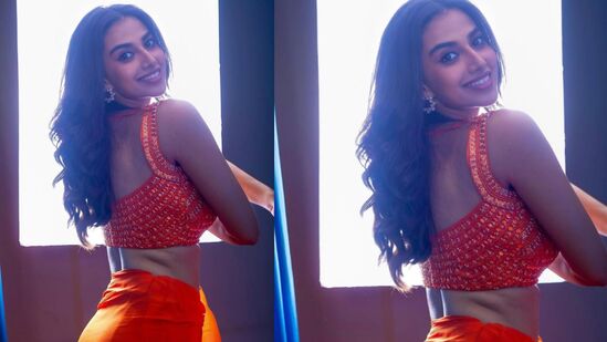ఆరెంజ్ కలర్ డ్రెస్‍లో అదిరిపోయే పోజులు ఇచ్చారు మీనాక్షి చౌదరి. వెనక్కి తిరిగి చూస్తున్నట్టు క్యూట్‍గా స్మైల్ విసిరారు.