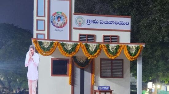 గ్రామ, వార్చు సచివాలయాల్లో దాదాపు 9రకాల విధులు నిర్వర్తించే సిబ్బందితో 15వేలకు పైగా సచివాలయాలు 2019లో ఏర్పాటయ్యాయి. వీటిలో లక్షా 30వేల మంది పనిచేస్తున్నారు. ప్రతి సచివాలయంలో సచివాలయ కార్యదర్శి, ఎడ్యుకేషన్ అండ్ డేటా ప్రాసెసింగ్ సెక్రటరీ, వార్డ్‌ వెల్ఫేర్‌ అండ్‌ డెవలప్‌మెంట్‌ సెక్రటరీ, వార్డ్ ప్లానింగ్ అండ్‌ రెగ్యులేషన్ సెక్రటరీ, వార్డ్‌ ఎమినిటీస్ సెక్రటరీ, వార్డ్ హెల్త్‌ సెక్రటరీ, ఉమెన్ అండ్ వీకర్ సెక్షన్ సెక్రటరీ, ఎనర్జీ సెక్రటరీ, శానిటేషన్ సెక్రటరీ‌లతో సచివాలయాలకు రూపకల్పన చేశారు.&nbsp;