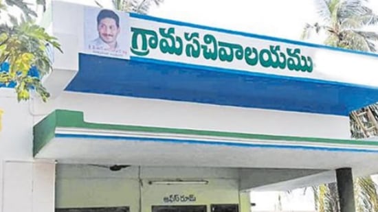 సచివాలయాల్లో పనిచేస్తున్న ప్లానింగ్‌ సెక్రటరీలు, డిజిటల్ అసిస్టెంట్లను ఇతర ప్రభుత్వ విభాగాలకు తరలిస్తున్నారు. విజయవాడ వంటి నగరాల్లో సీఆర్‌డిఏ, అమరావతి డెవలప్‌మెంట్‌ కార్పొరేషన్ వంటి విభాగాలకు &nbsp;ప్లానింగ్ సెక్రటరీలను &nbsp;కేటాయిస్తున్నారు.&nbsp;