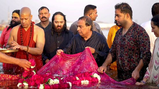 రిలయన్స్ ఇండస్ట్రీస్ అధినేత ముకేశ్ అంబానీ కుటుంబ సమేతంగా పుణ్యస్నానాలు ఆచరించారు. నిరంజని అఖాడాకు చెందిన స్వామి కైలాసానంద్ గిరి జీ మహరాజ్.. అంబానీ కుటుంబ సభ్యులతో పూజ నిర్వహించారు.